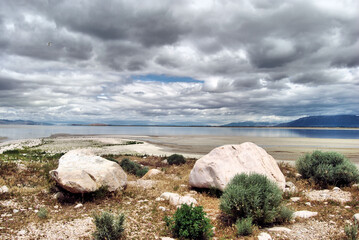 Rocks on Antelope Island on Salt Lake in Utah © Cavan
