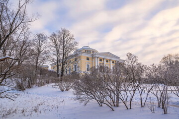 Fototapeta na wymiar Winter evening in Pavlovsky Park in St. Petersburg