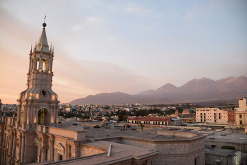 Fototapeta na wymiar Sunset over the city of Arequipa and the volcano and mountains in the background. Photo taken in Arequipa, Peru