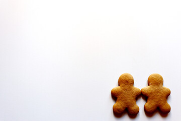 Fototapeta premium Two gingerbread men on a white background