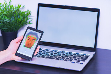 顔認証　セキュリティ　eKYC　DX【認証のデジタル化のイメージ】（自作のコンテンツをスマホ画面に表示しています）