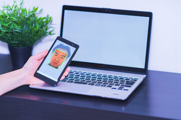 顔認証　セキュリティ　eKYC　DX【認証のデジタル化のイメージ】（自作のコンテンツをスマホ画面に表示しています）