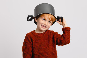 Rothaariger Junge hilft in der Küche