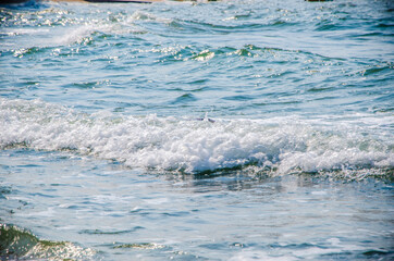 Obraz premium Ocean waves breaking on the rocks on the shore.