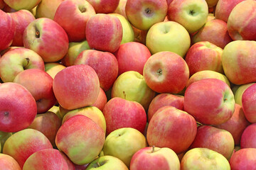 Fototapeta na wymiar Very tasty and juicy apples at a farmers market