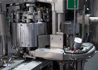 High speed can seamer machine. Aluminum can sealing machine