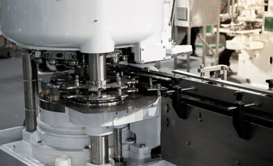 High speed can seamer machine. Aluminum can sealing machine