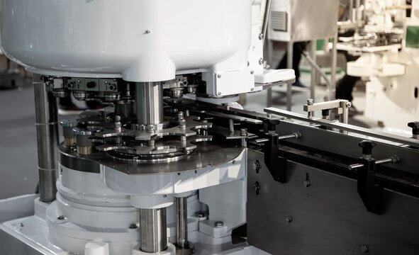 High speed can seamer machine. Aluminum can sealing machine