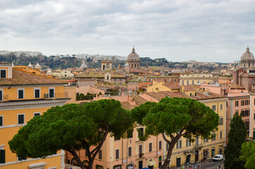 Obraz premium Panorama of Rome city with ancient buildings and trees