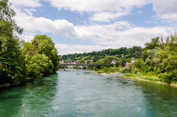 Fototapeta premium Brugg, Aare, Casino Brücke, Altstadt, Schwarzer Turm, Stadt, Altstadthäuser, Hofstatt, Ringmauer, Salzhaus, Jurasüdfuss, Aargau, Nordwestschweiz, Sommer, Schweiz