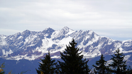 Fototapeta premium beautiful view in the morning to the snow capped alps in austria in autumn