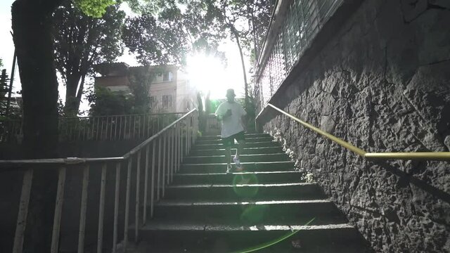 Bajando escaleras y viendo el celular. Ciudad de M&eacute;xico.