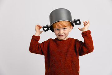 Rothaariger Junge hilft in der Küche