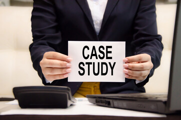 Obraz premium case study text is written on a white sheet of paper held by a girl