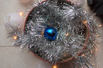 regalo de navidad plateado con bola de navidad azul 