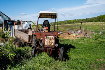Obraz premium old tractor with a cart