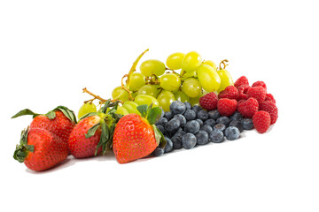 Owoce dojrzałe, soczyste, zdrowe , borówki, maliny, winogrona i truskawki na białym tle.