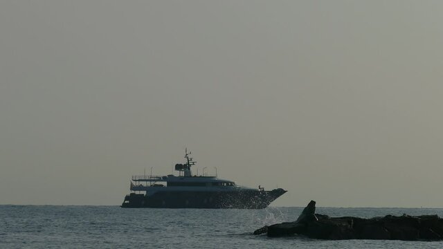 Video mare con gabbiani persone e barche in 4K