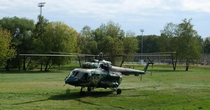 Russian military twin-turbine  helicopter.  
Its most common role as a transport helicopter.
Warms up engines and checks systems before flight.
