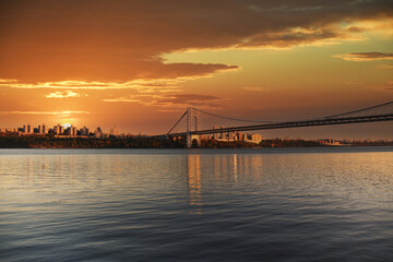 Fototapeta na wymiar bridge at sunset/Manhatten Skyline, George Washington Bridge/Hudson River