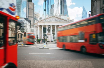 Foto op Plexiglas Royal Exchange, Londen Met rode bus © Iakov Kalinin