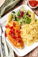 escalope à la milanaise avec sauce tomate et tagliatelles
