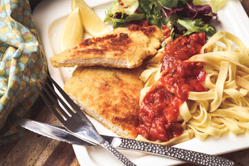 escalope à la milanaise avec sauce tomate et tagliatelles