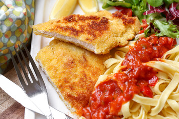 escalope à la milanaise avec sauce tomate et tagliatelles