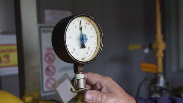a device that measures the pressure in gas pipes