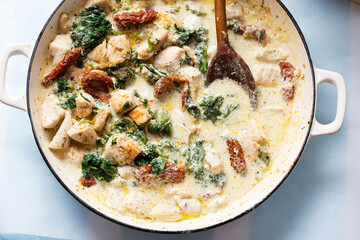 Creamy Tuscan chicken with sun dried tomatoes, spinach and parmesan - 391603311