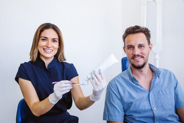 Obraz premium latin dentist explaining dental health to hispanic patient