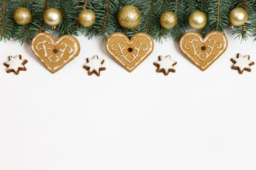 Bożonarodzeniowa dekoracja złożona z gałązek świerku i pierników na białym tle - obrazy, fototapety, plakaty