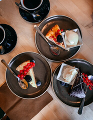 Eine leckere Kaffeepause in einem Café mit Kuchen und Sahne