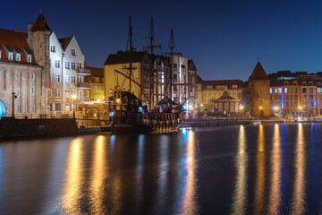 Fototapeta na wymiar Wonderful night view of Gdansk with reflection of houses in the water