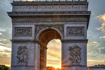 Fototapeta na wymiar Coucher de soleil sur l'arc de triomphe à Paris