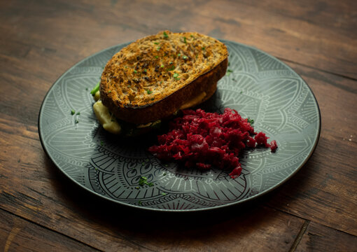 Emparedado con chucrut sauerkraut col agria pan integral plato negro almuerzo