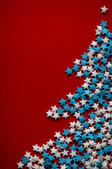 Fototapeta na wymiar christmas tree made of stars on a red background