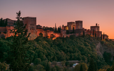 Obraz premium The Alhambra in Granada during a sunset with beautiful views of the city at its best, articulating the landscape with incredible architecture.