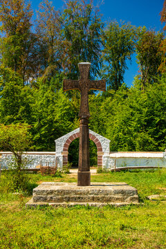 Friedhof mit Kreuz im Paradiesgarten auf der Klosterbaustelle Campus Galli bei Me&szlig;kirch