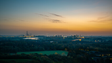 Fototapeta premium Blaue Stunde und Sonnenaufgang auf der halde Rheinpreussen