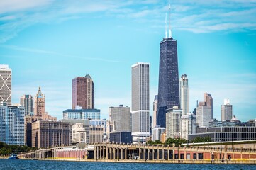 Obraz premium The Chicago city skyline, from a pier on the lake
