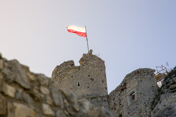 Flaga Polski na wieży ruin zamku