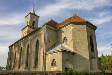 Fototapeta na wymiar Stary kościół w słoneczny dzień