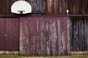 Basketball net hoop on side of barn - obrazy, fototapety, plakaty