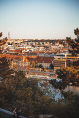 Obraz premium Krajobraz Czeskiej Pragi o zachodzie słońca.