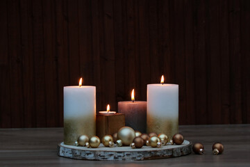 Brennende Kerzen mit Weihnachtskugeln