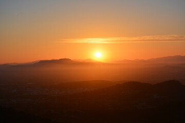 Fototapeta na wymiar Puesta de sol con montañas en Mallorca
