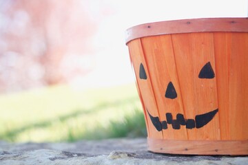Naklejka premium Halloween jack o lantern basket outside