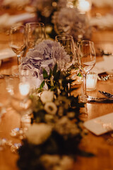 Centre de table fleuri pour la décoration du mariage