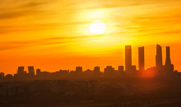 edificios de madrid al atardecer formendo silueta